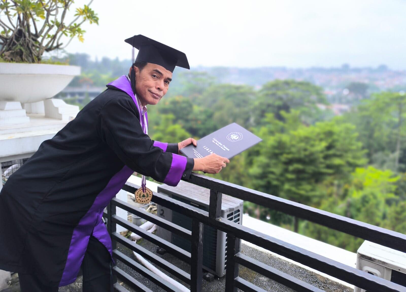 Sketsa di Balik Toga Seorang Doktor