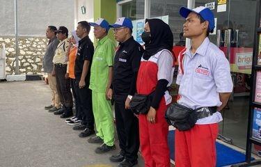 Warga dan Petugas SPBU di Bekasi Kompak Kumandangkan "Indonesia Raya"