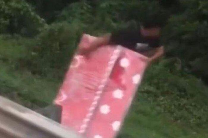 Bikin Malu, Penjarah Kasur di TKP Kecelakaan Truk Tol Cipularang Berasal dari 2 Desa