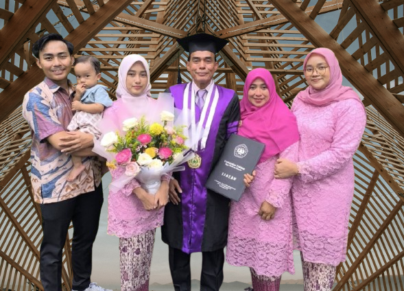 Di Balik Sebuah Toga