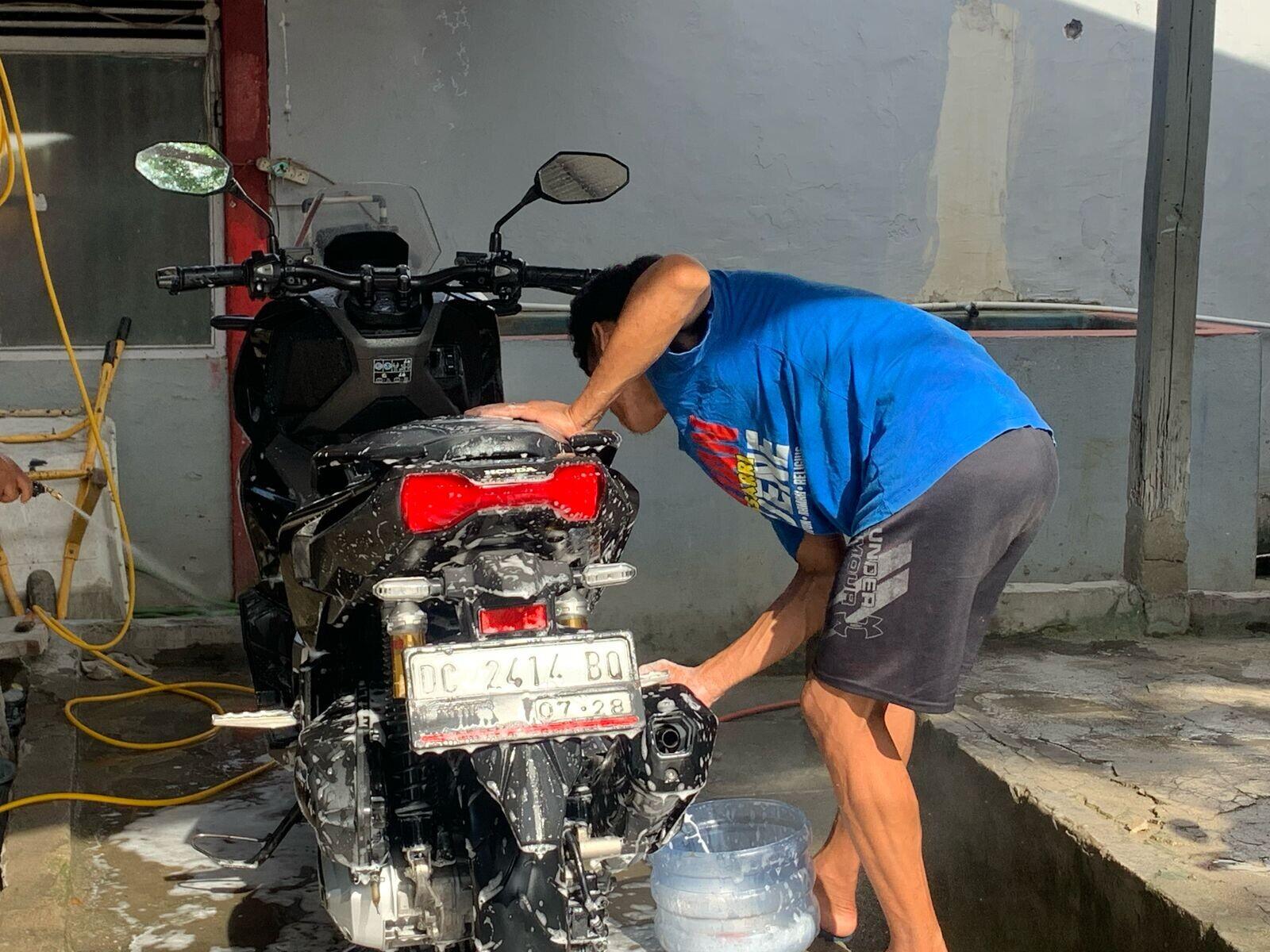 Produktifitas WBP Rutan Majene Ikuti Pembinaan Kemandirian Pencucian Kendaraan