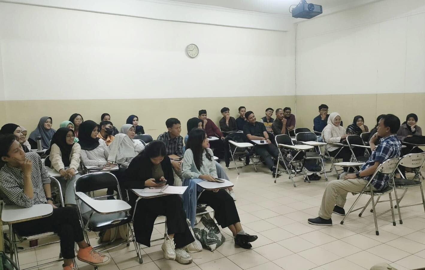 Menulis Sebagai Perbuatan, Substansi Kuliah Menulis Kreatif di Kampus