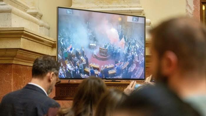 Ngeri! Di RI Ricuh di Medsos Doang, Di Serbia Parlemen Bentrok sampai Lempar Bom Asap