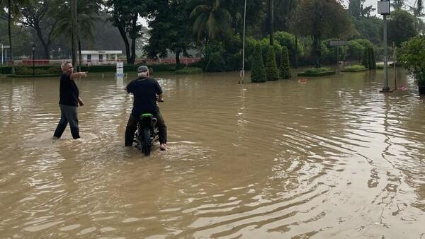 Kompleks Kebanjiran, Basuki Naik Motor Terjang Banjir Cari Biang Keroknya