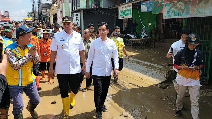 Sepatu Penuh Lumpur, Momen Wapres Gibran Belok-belokan Tinjau Banjir