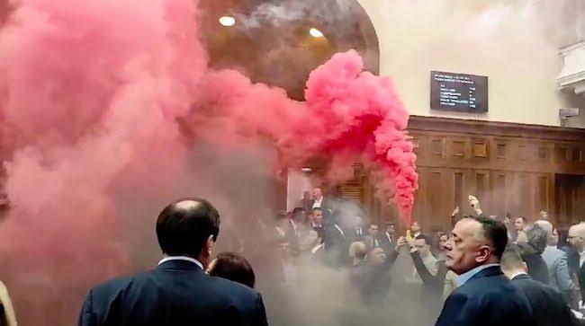Ngeri! Di RI Ricuh di Medsos Doang, Di Serbia Parlemen Bentrok sampai Lempar Bom Asap