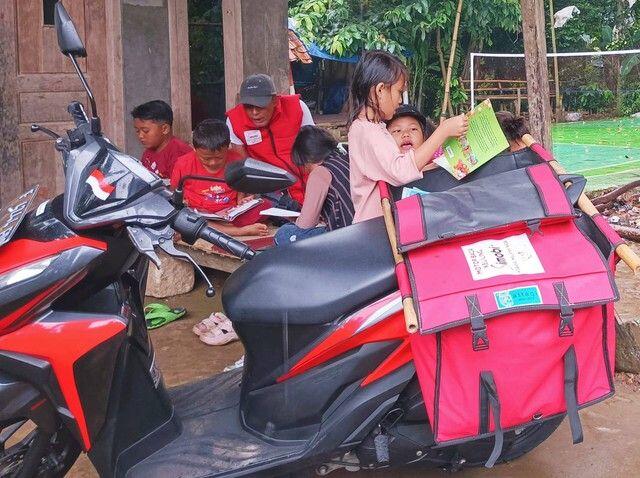 Kisah Seorang Doktor Jadi Driver Motor Baca Keliling