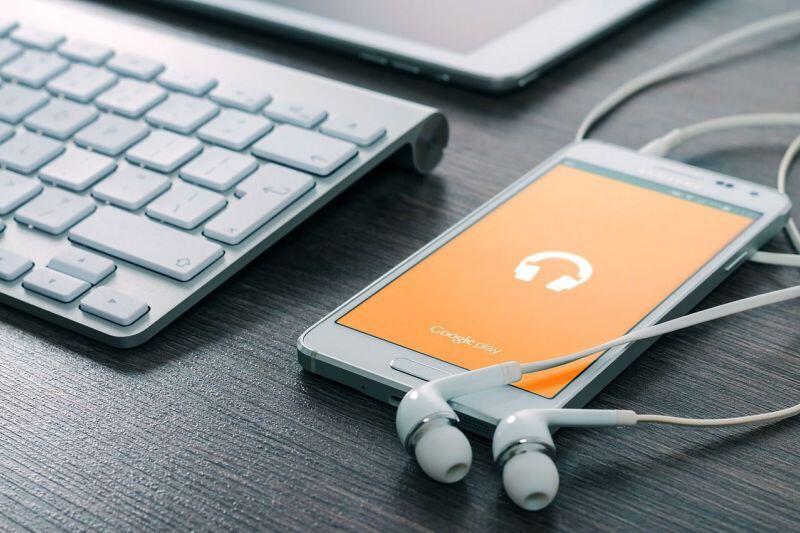 Dokter Peringatkan agar Pakai Earphone Maksimal 60 Menit dengan Volume 60 Persen