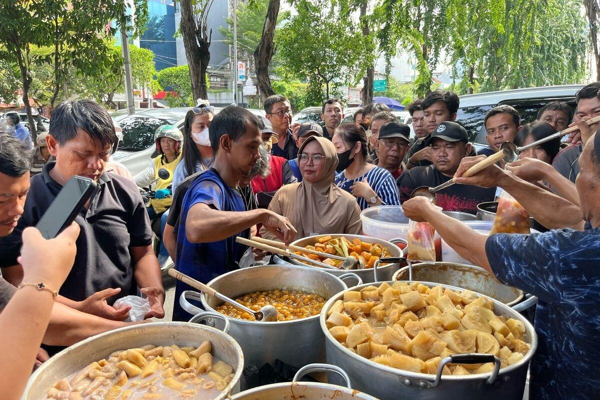 Umat Nonmuslim Ikut "War" Takjil Viral: Daripada Mati Penasaran