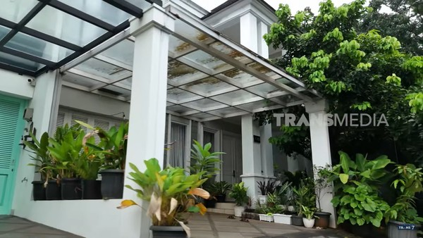 Intip Rumah Ustaz Derry Sulaiman, Ada Lukisan Kaligrafi Rp 1 Miliar
