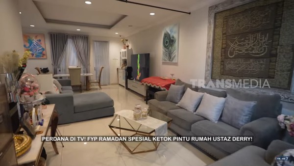Intip Rumah Ustaz Derry Sulaiman, Ada Lukisan Kaligrafi Rp 1 Miliar