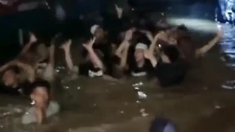 Momen Puluhan Pemuda Sholawat di Tengah Banjir Bekasi