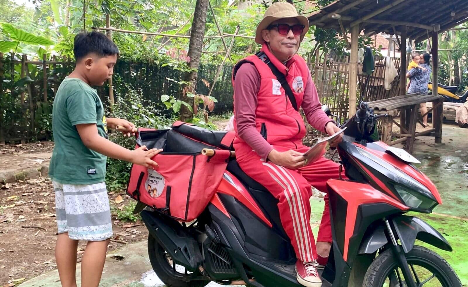 Kisah Pegiat Motor Baca Keliling di Kaki Gunung Salak