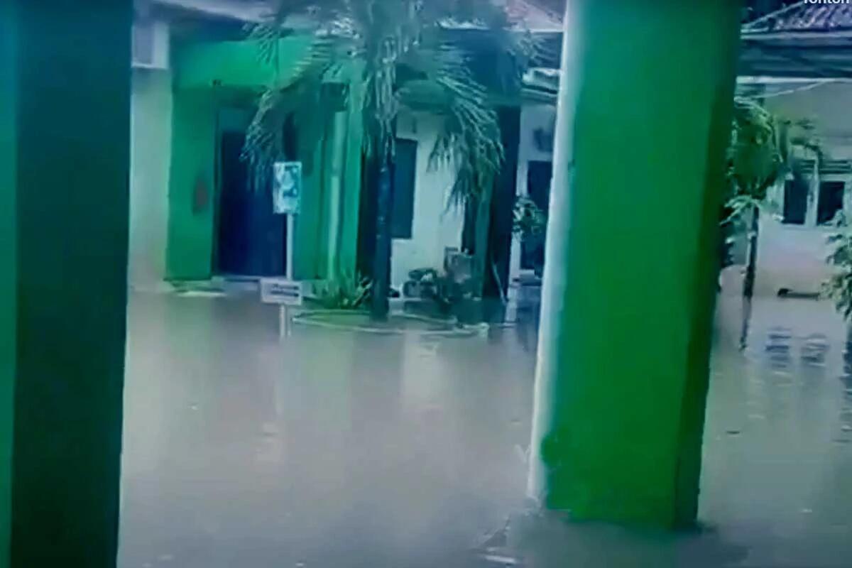 Penanganan Banjir Pragaan 200 Juta, Bagi-bagi Sarung dan Mukena 700 Juta