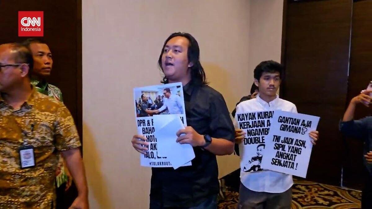 Koalisi Sipil Geruduk Rapat Revisi UU TNI di Hotel Fairmont