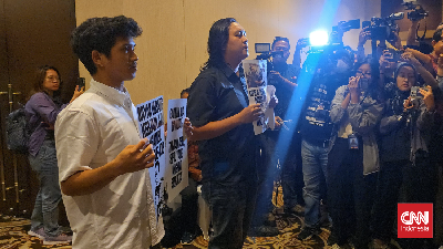 Koalisi Sipil Geruduk Rapat Revisi UU TNI di Hotel Fairmont
