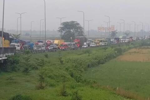 Ribuan Kendaraan Pemudik Antre 1 Km di Gerbang Tol Gara-gara Saldo E-Toll Habis