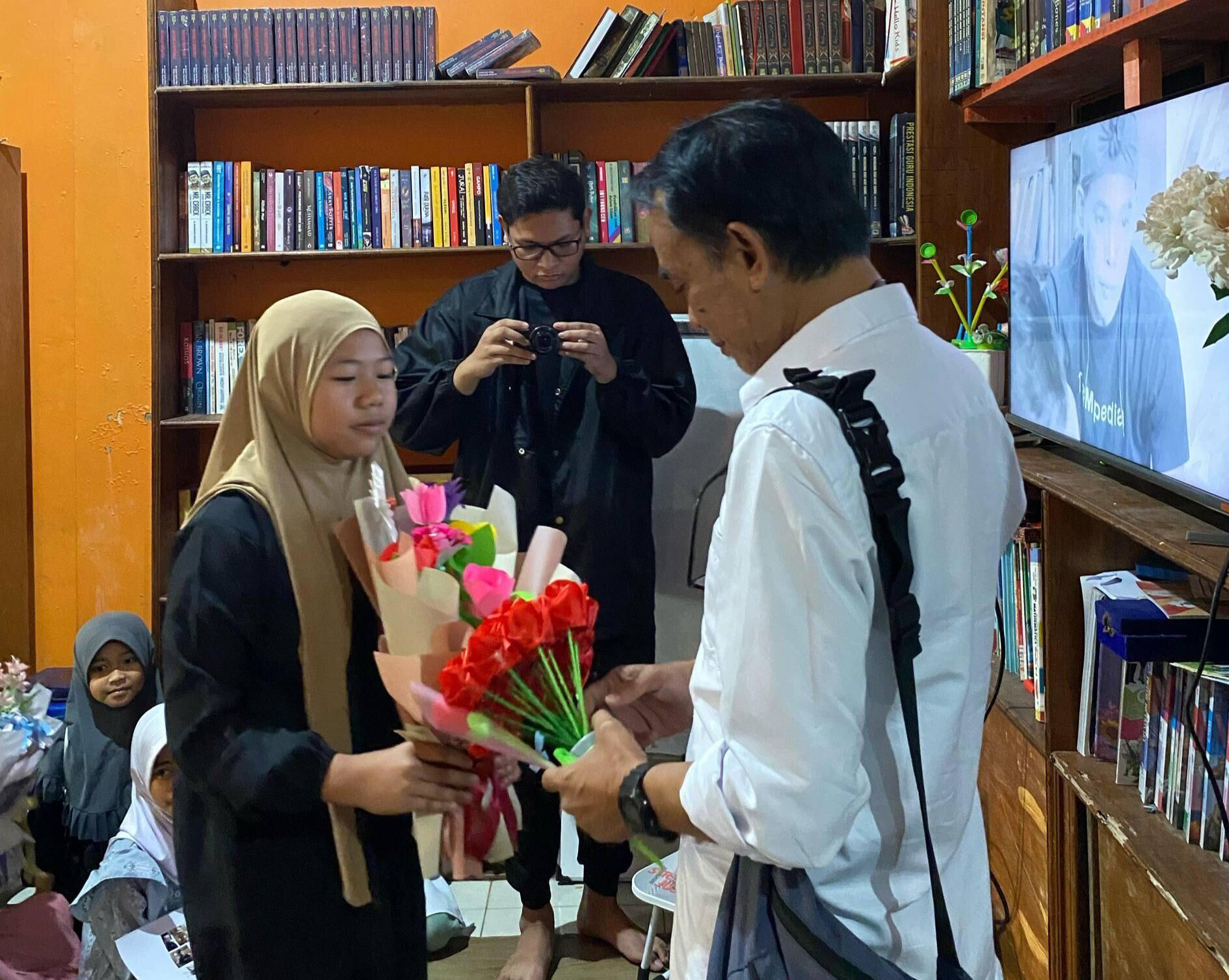 Di Balik Setangkai Bunga untuk Pendiri Taman Bacaan