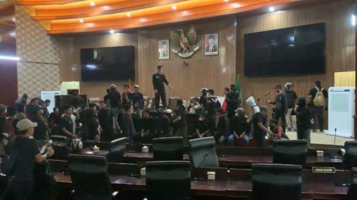 Puluhan Orang Tidak Dikenal Obrak-Abrik Kantor DPRD Kota Bekasi