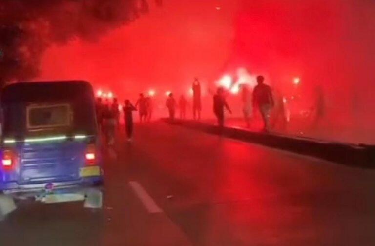 Aksi Bocah Nyalakan Flare dan Petasan di Tengah Jalan Pondok Ungu
