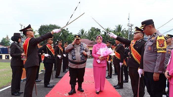 Upacara Pedang Pora Sambut Kedatangan AKBP Sarwo Edi