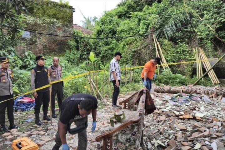 Imam Meracik Mercon Sambil Merokok, Rumah Hancur, Anak & Istri Terluka