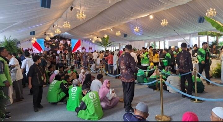 Ikut Lesehan di Istana Open House Prabowo Ojol Jaket Nggak Dilepas Beda Kaya di Mall