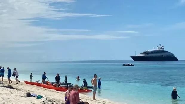 Kapal Pesiar Mewah Sandari Pulau Cantik Tak Berpenghuni di Sulsel