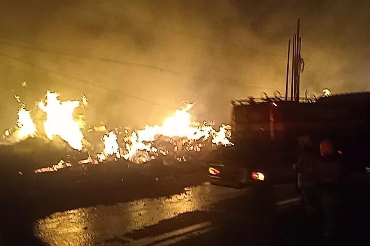Kebakaran Hebat Terjadi di Kawasan Sukahaji, Api Membumbung Tinggi