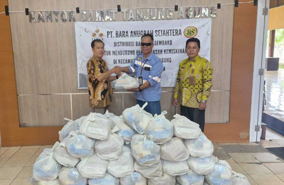 PT BAS Salurkan 120 Karung Sembako untuk Warga Tanjung Agung