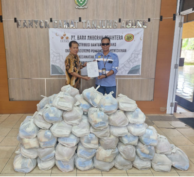 PT BAS Salurkan 120 Karung Sembako untuk Warga Tanjung Agung
