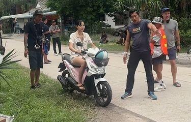 Lisa BLACKPINK Belajar Naik Motor Matic demi Peran di The White Lotus