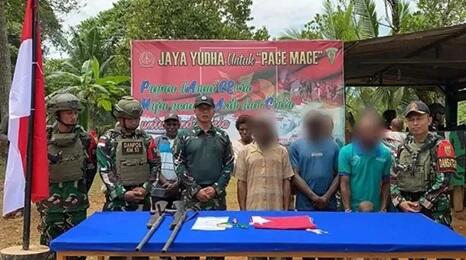 Tiga Anggota OPM Kembali NKRI, Serahkan Senpi Laras Panjang dan Bintang Kejora