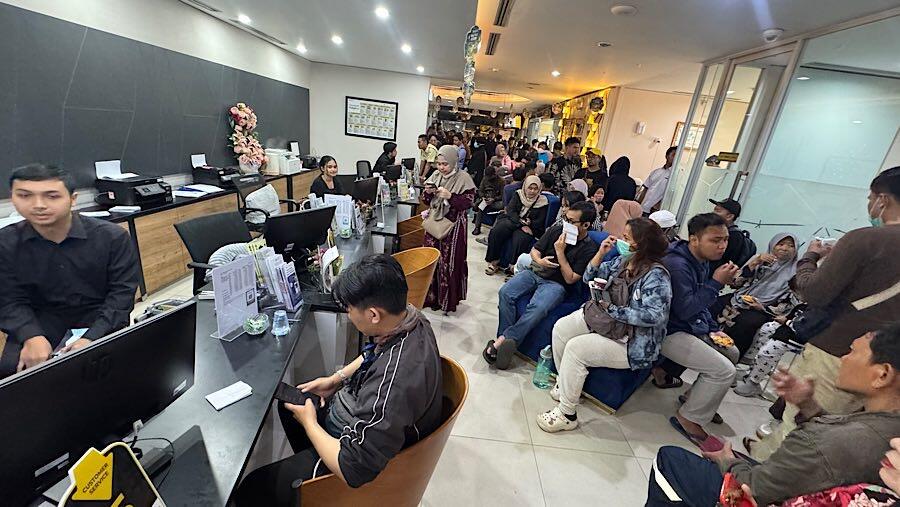 FOMO Emas, Antrean Butik Antam Luber hingga ke Parkiran
