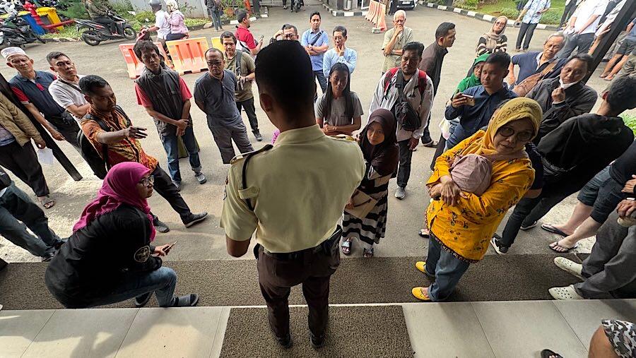 FOMO Emas, Antrean Butik Antam Luber hingga ke Parkiran