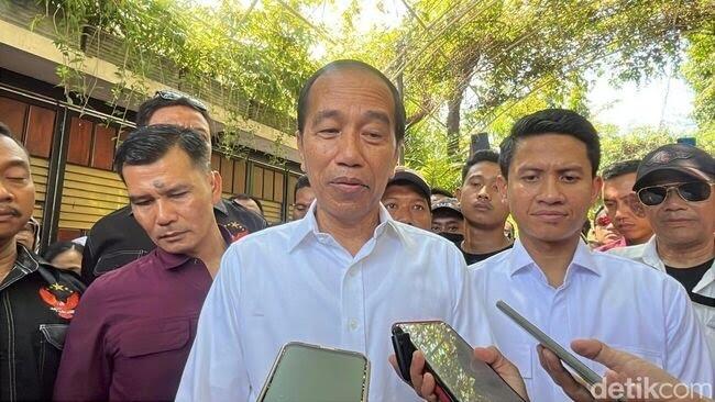 Jokowi Perlihatkan Ijazah SD hingga UGM ke Wartawan: Jangan Difoto Ya

