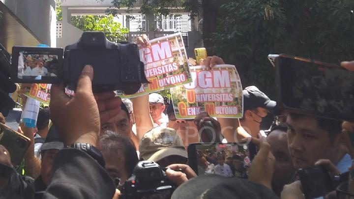 TPUA Diteriaki Warga 'Huuu' setelah Gagal Lihat Ijazah Jokowi