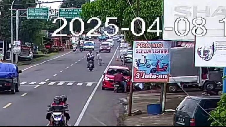 Ngeri Kecelakaan di Takalar! Pengendara Motor Ditabrak Pejalan Kaki, 1 Orang Tewas