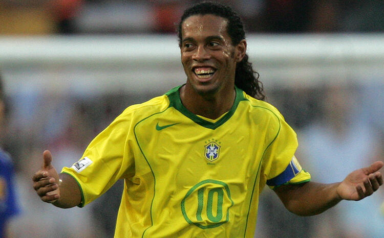 Ronaldinho Gaucho Sang Maestro Lapangan Dengan Senyuman Indah
