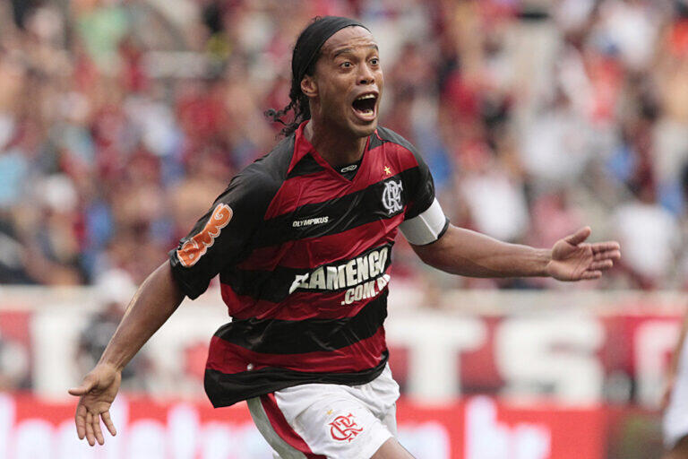 Ronaldinho Gaucho Sang Maestro Lapangan Dengan Senyuman Indah