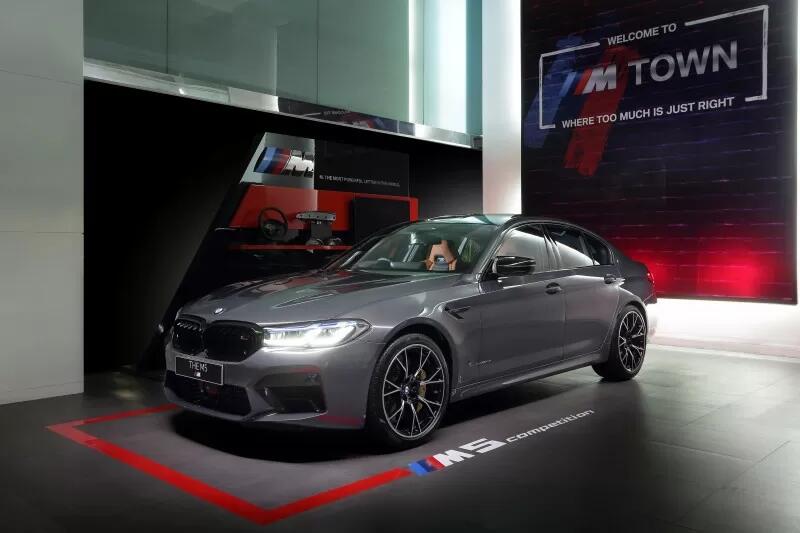 Polisi Inggris Dipermalukan Pengemudi BMW ! 5 Mobil Patroli Rusak, 7 Petugas Dirawat