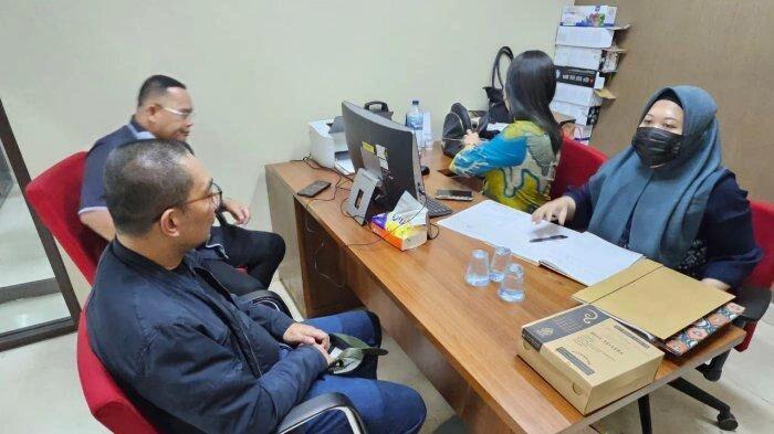 Kamil Tampil Beda saat Laporan ke Bareskrim Polri, Rambut Plontos dan Sederhana