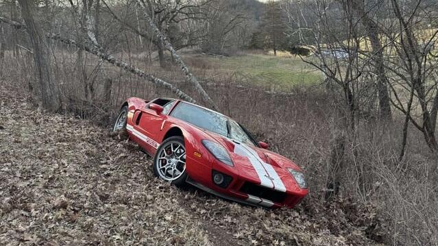 Bikin Malu ! | Pria Pengemudi Ford GT Menabrakkan Mobil Bapaknya saat Mengejar Miata