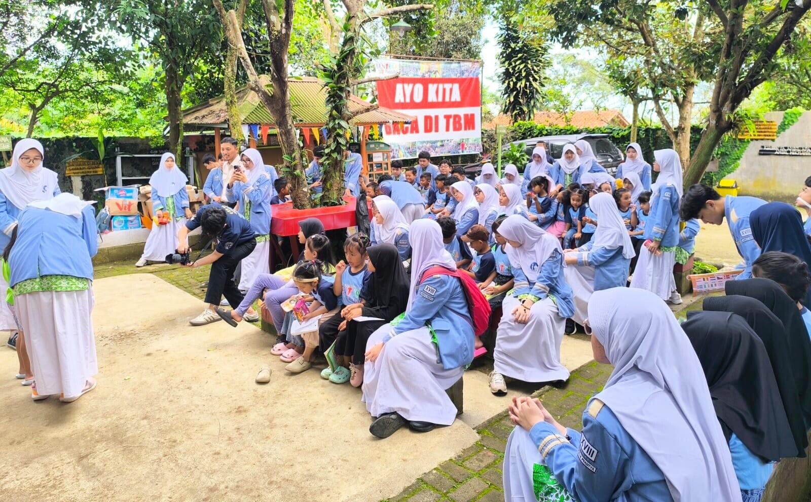 Dukung Gerakan Literasi, Peserta OLT SMP Islam AL Azhar 19 Baksos ke Taman Bacaan
