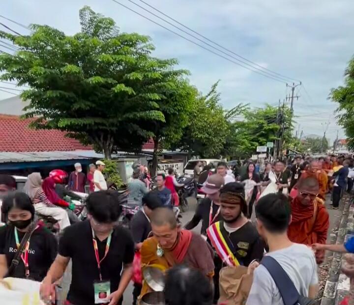 38 Bhikkhu Thudong Singgah di Sekolah GPM Bekasi