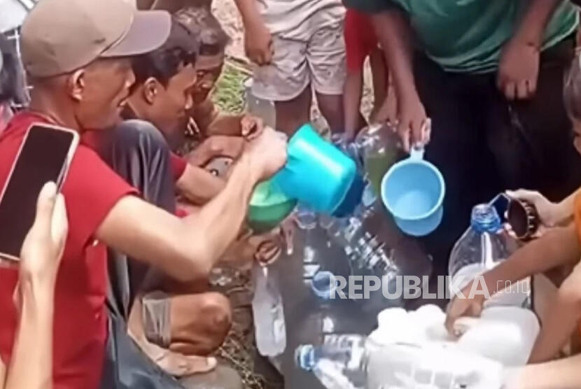 Viral Warga Pekalongan Berebut Air Berkah Bisa Sembuhkan Penyakit, Ternyata PAM Bocor