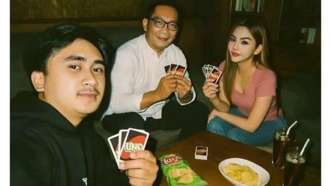 Beredar Foto Ridwan Kamil dan Lisa Mariana Main Kartu UNO