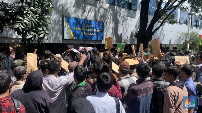 Warga Antre Sejak Subuh Demi Jadi Petugas Kebersihan Gaji Rp5,3 Juta