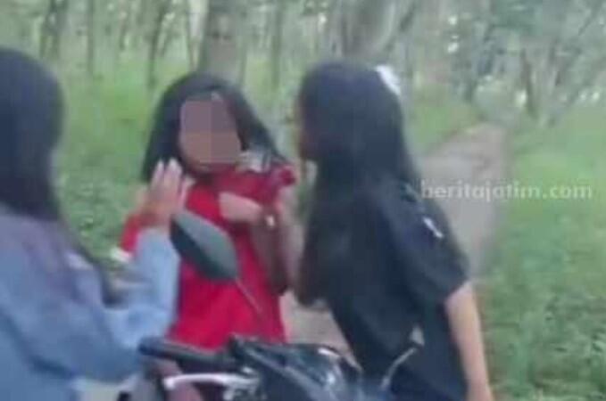 Viral! Aksi Bullying Remaja Putri di Hutan Maliran Blitar, Polisi Turun Tangan