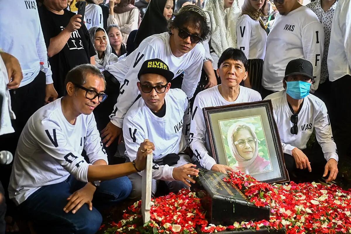 Selamat Jalan, Bunda Iffet... "Ibu" Slankers Sejati![